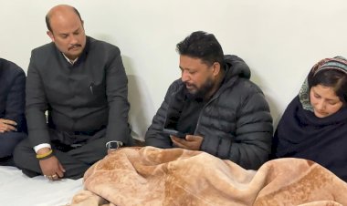 मुख्यमंत्री ने राजकीय महाविद्यालय धर्मशाला की मृतक छात्रा के परिजनों को ढांढस बंधाया...दिया श्वासन दोषियों के खिलाफ की जाएगी कड़ी कार्रवाई