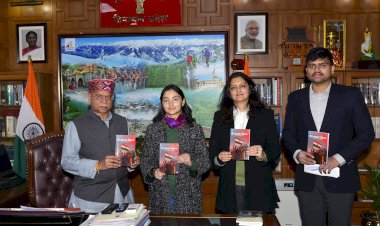 राज्यपाल ने क्रिमसन स्नो और हर हिल्स, देयर ड्रीम्स पुस्तक का विमोचन किया