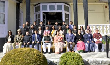 राज्यपाल ने भारतीय लेखा परीक्षा एवं लेखा सेवा के परिविक्षाधीन अधिकारियों से किया संवाद