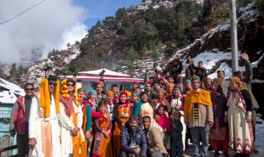 बर्फबारी के बीच काऊंचा गांव में धूमधाम से मनाया 15 माघ उत्सव, देव कारवाही के बाद पारंपरिक वेशभूषा में ग्रामीणों ने डाली नाटी