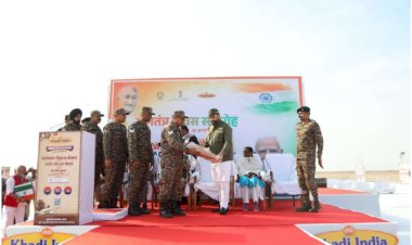 77 वें गणतंत्र दिवस पर सीमावर्ती 'कच्छ के रन' में दुनिया के सबसे विशाल खादी तिरंगे का ऐतिहासिक प्रदर्शन