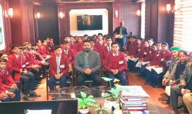 पीएमश्री जवाहर नवोदय विद्यालय पेखूबेला के विद्यार्थियों ने उपायुक्त से की भेंट