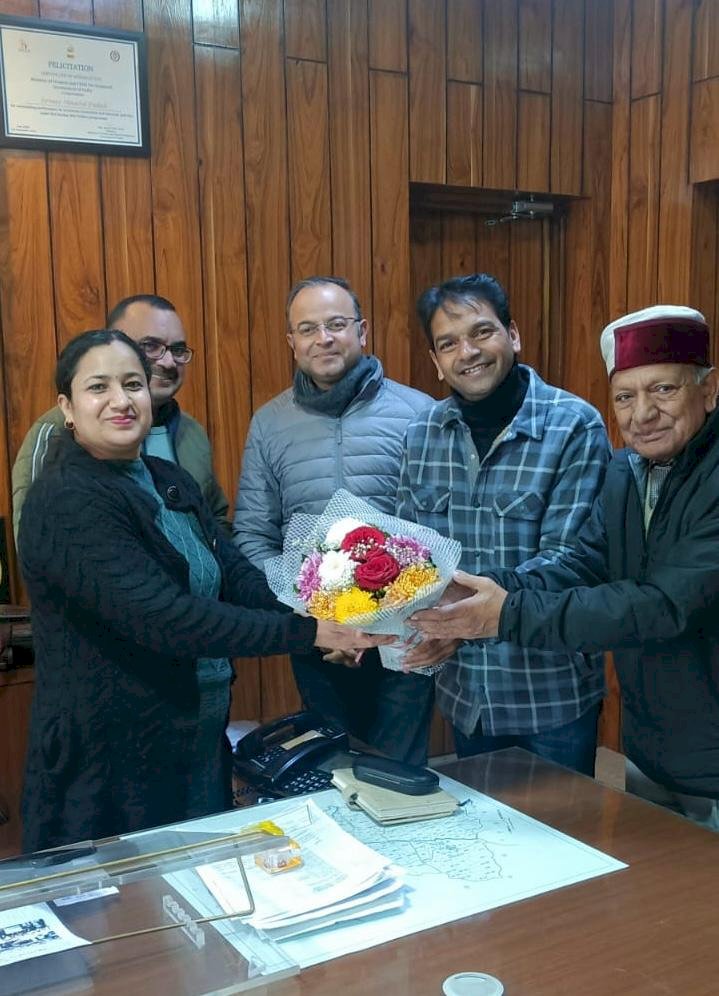 नाहन : रोटरी क्लब ने उपायुक्त सिरमौर प्रियंका वर्मा से मुलाकात कर दी नववर्ष की शुभकामनाएं