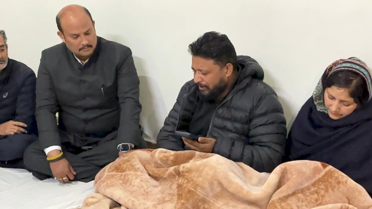 मुख्यमंत्री ने राजकीय महाविद्यालय धर्मशाला की मृतक छात्रा के परिजनों को ढांढस बंधाया...दिया श्वासन दोषियों के खिलाफ की जाएगी कड़ी कार्रवाई