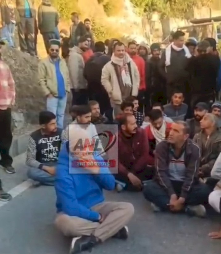 नाहन: 12 साल के मासूम की हाइड्रा के कुचलने से मौत, कमरऊ में प्रदर्शन जारी,पुलिस व प्रशासनिक अधिकारी मौके पर....