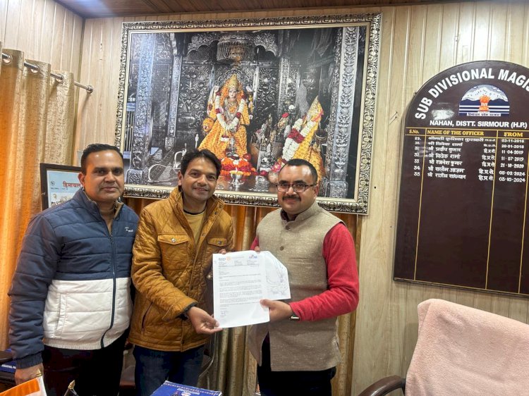 नाहन  : रोटरी क्लब के प्रतिनिधिमंडल ने एसडीएम से मुलाकात कर शहर में स्वच्छता एवं यातायात व्यवस्था से संबंधित सौपे सुझाव