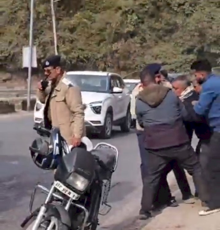 नाहन: सड़क पर अचानक आया बंदर बाइक सवार पलटा, पीछे आ रही दो  कारें भिड़ी,कांसी वाला में हूआ हादसा..