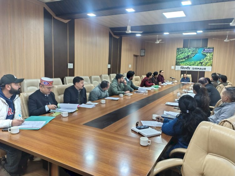 नाहन : 10 साल पहले बने आधार कार्ड को अपडेट करवाना अति आवश्यक -उपायुक्त