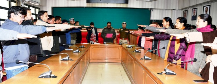 मनमोहन शर्मा ने अधिकारियों व कर्मचारियों को दिलाई मतदाता दिवस की शपथ