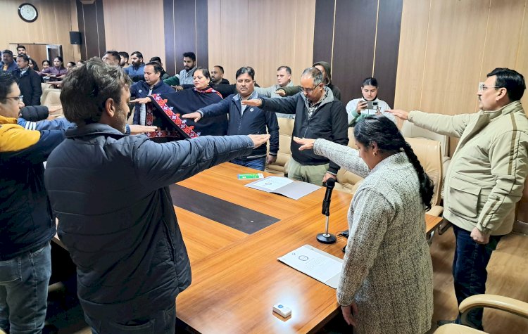 नाहन : राष्ट्रीय मतदाता दिवस पर उपायुक्त कार्यालय में दिलाई गई मतदाता शपथ