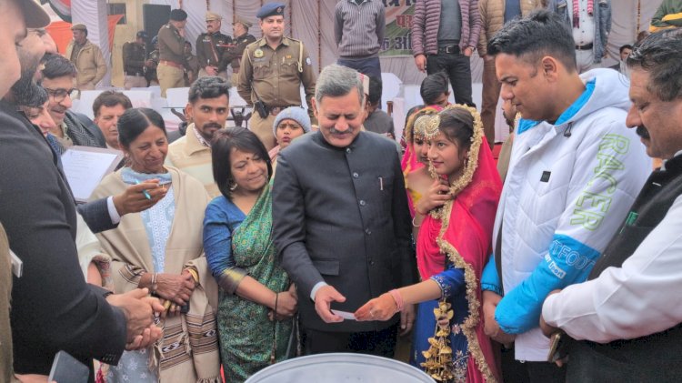 रेडक्रॉस सोसायटी के लक्की ड्रॉ में पहले विजेता को निकला ऐपल आईफोन 16