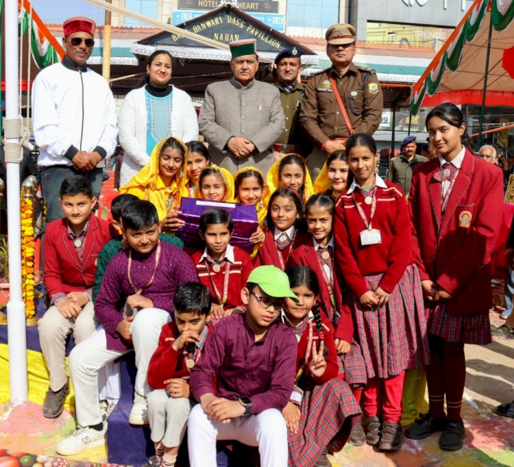 नाहन चौगान में विधानसभा अध्यक्ष कुलदीप सिंह पठानिया ने ध्वज फहराकर भव्य परेड की ली सलामी