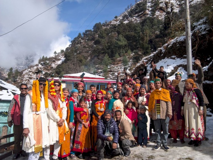 बर्फबारी के बीच काऊंचा गांव में धूमधाम से मनाया 15 माघ उत्सव, देव कारवाही के बाद पारंपरिक वेशभूषा में ग्रामीणों ने डाली नाटी