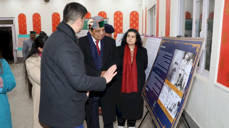 डॉ. शांडिल ने किया स्वतंत्रता सेनानियों की जीवनी पर आधारित प्रदर्शनी का शुभारंभ