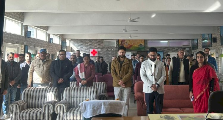 शहीद दिवस पर अधिकारियों-कर्मचारियों ने महात्मा गांधी को दी श्रद्धांजलि