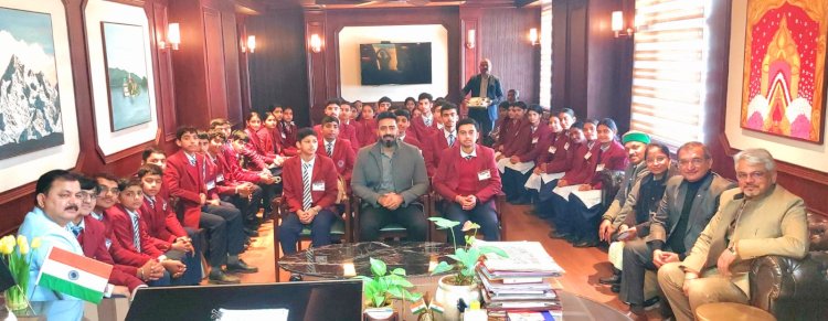 पीएमश्री जवाहर नवोदय विद्यालय पेखूबेला के विद्यार्थियों ने उपायुक्त से की भेंट