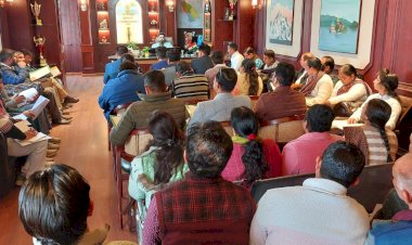 पीएम आदर्श ग्राम योजना के कार्यों को समयबद्ध पूरा करें : उपायुक्त