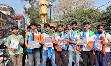 नाहन : NSUI का शर्ट लेस धरना प्रदर्शन, केंद्र सरकार के खिलाफ जताया रोष