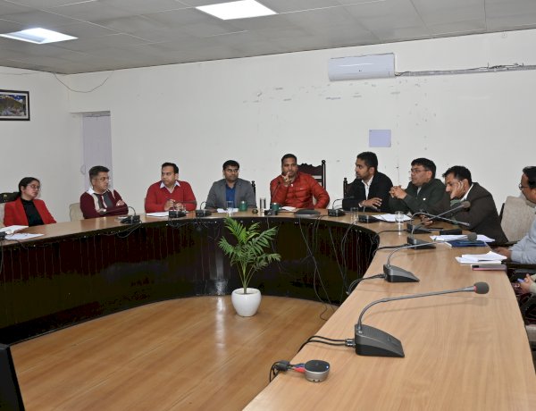 फोरलेन सड़क निर्माण से जुड़े विभिन्न मुद्दों पर उपायुक्त की अध्यक्षता में समीक्षा बैठक आयोजित