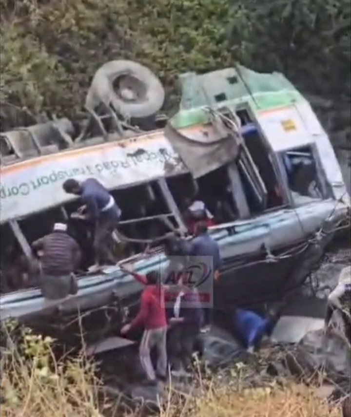 नाहन: उत्तराखंड के कवानु में एचआरटीसी की बस नाले में गिरी,4 मरे 30 घायल...