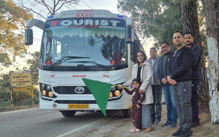 जयपुर के टूर पर निकले बाल आश्रम के बच्चे, डीसी गंधर्वा राठौड़ ने किया रवाना