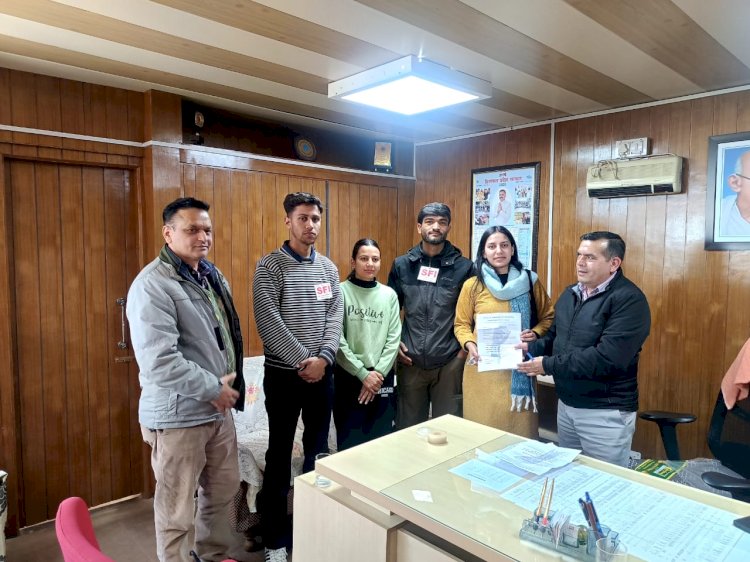 एसएफआई ने छात्र हित की मांगो को लेकर सौंपा ज्ञापन