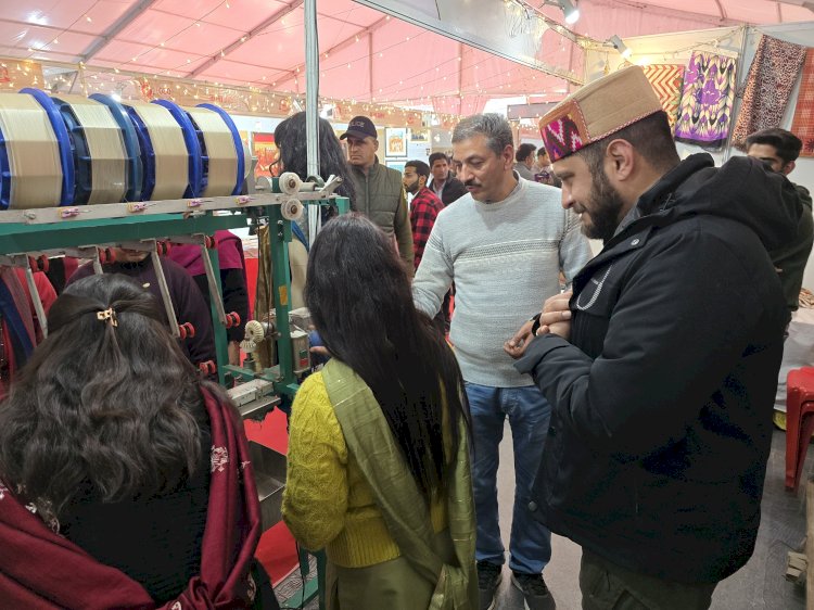 शिवरात्रि महोत्सव की प्रदर्शनी में आकर्षित कर रही रेशम उत्पादन से जुड़ी रोचक सामग्री