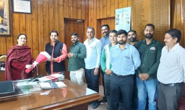 नाहन:.सिरमौर टैक्सी आपरेटर्स डीसी सिरमौर से मिले,टैक्सी स्टैंड की गुहार लगाई..