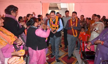 डेयरी क्षेत्र को सुदृढ़ करने से बढ़ी पशुपालकों की आय- बुद्धि सिंह ठाकुर