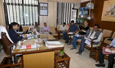 पंचायती राज एवं ग्रामीण विकास योजनाओं की प्रगति की समीक्षा, निर्धारित लक्ष्य समय पर पूरा करने के निर्देश