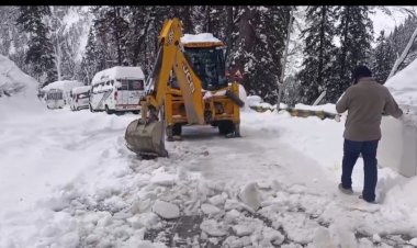 अटल टनल मार्ग पर बर्फ हटाने के कार्य में जुटी मशीनरी, प्रशासन सतर्क