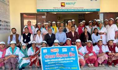 आरसेटी ने 30 महिलाओं को सिखाया कैंडल बनाना