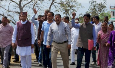 नाहन: शहीद कुलविंदर सिंह स्मारक स्कुल की ताला बंदी पर ग्रामीण भड़के,प्रदर्शन किया, डीसी को ज्ञापन.