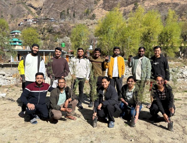 प्रकृति के साथ तालमेल बिठाते पर्यटक, पर्यावरण बचाने की अनोखी पहल।