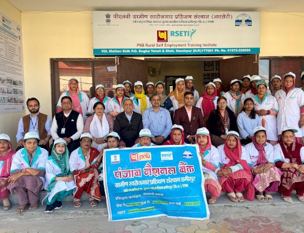 आरसेटी ने 30 महिलाओं को सिखाया कैंडल बनाना