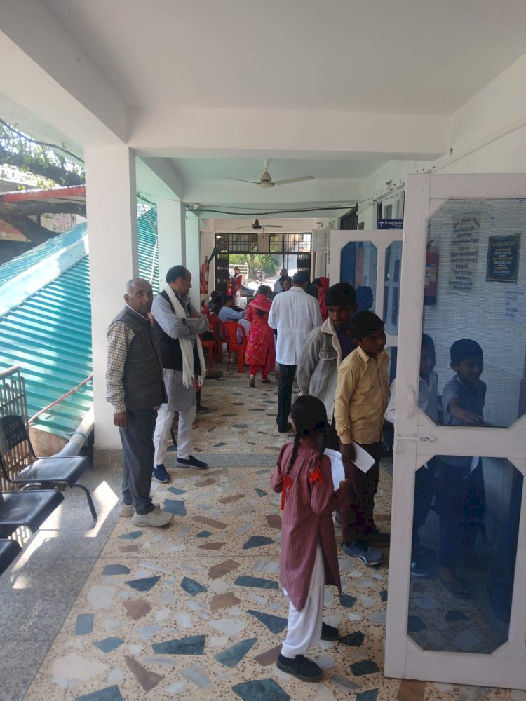 आयुष विभाग ने मनवीं में लगाया बहु-विशेषज्ञ चिकित्सीय जांच शिविर