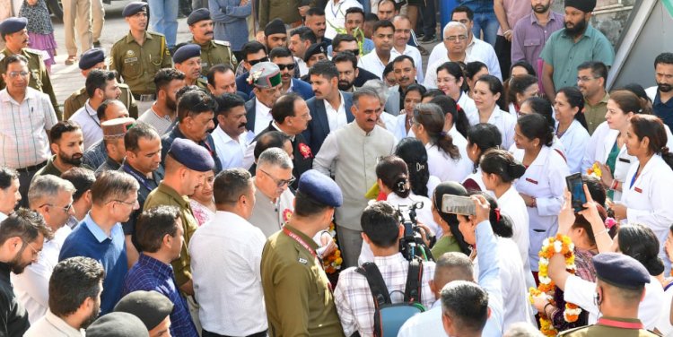 नाहन  : मुख्यमंत्री ने किया नाहन मेडिकल कॉलेज का निरीक्षण, डॉक्टरों से किया संवाद