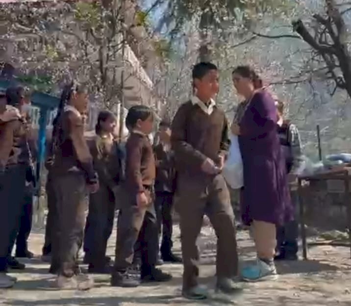 तीर्थन घाटी में सेवा और प्रेरणा की मिसाल बनीं वरिष्ठ कस्टम अधिकारी स्मिता सोमाने।