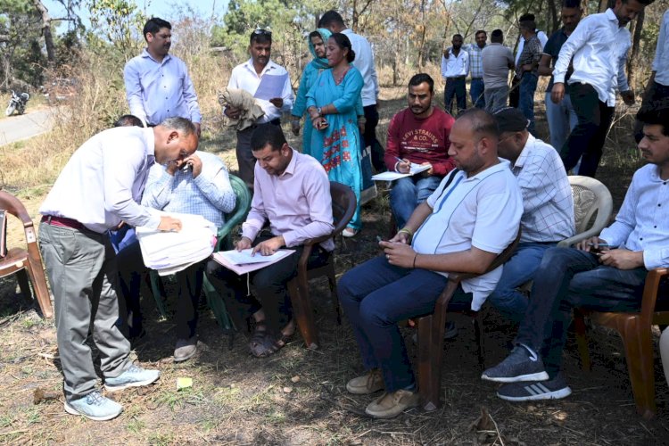 मुख्यमंत्री के निर्देश पर पनसाई के परिवार की समस्या हल करने पहुंचे अधिकारी