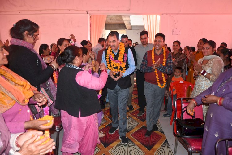 डेयरी क्षेत्र को सुदृढ़ करने से बढ़ी पशुपालकों की आय- बुद्धि सिंह ठाकुर