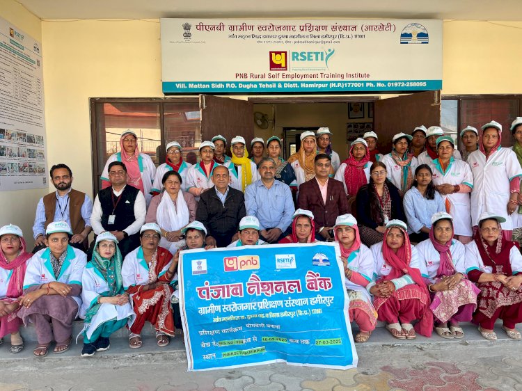 आरसेटी ने 30 महिलाओं को सिखाया कैंडल बनाना