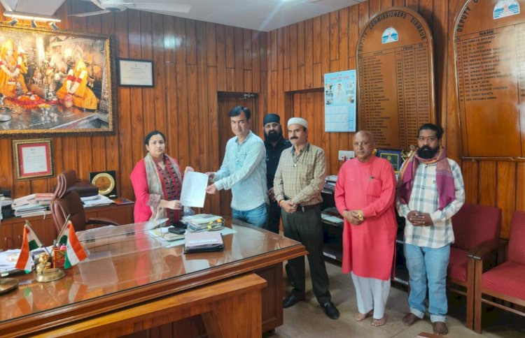 नाहन: भगवान श्री जगन्नाथ मंदिर की सैकड़ों बीघा जमीन पर अवैध कब्जों की भरमार,डीसी सिरमौर को सौंपा ज्ञापन,