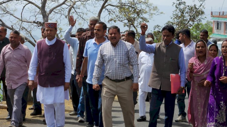 नाहन: शहीद कुलविंदर सिंह स्मारक स्कुल की ताला बंदी पर ग्रामीण भड़के,प्रदर्शन किया, डीसी को ज्ञापन.