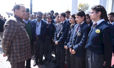 जे0सी0बी0  न्यू शिमला के छात्र – छात्राओं  ने विधानसभा अध्यक्ष से की मुलाकात, पूछे कई सवाल ।