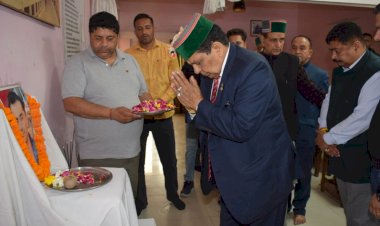 डॉ. शांडिल द्वारा पूर्व पार्षद राजीव ठाकुर को श्रद्धाजंलि अर्पित