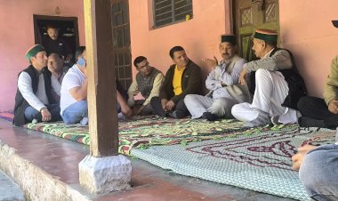 घेरा हादसे के परिवारों के बीच पहुंचे विधायक केवल सिंह पठानिया, जताई संवेदनाएं और दी आर्थिक सहायता