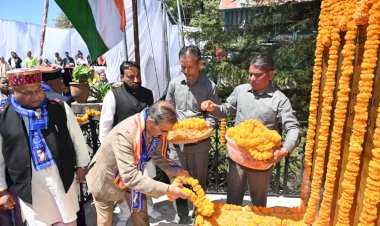 मुख्यमंत्री ने डॉ. भीमराव अम्बेडकर को पुष्पांजलि अर्पित की