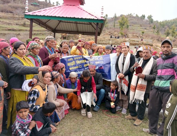 बंजार के टील बारधार में पहली बार महिलाओं की क्रिकेट प्रतियोगिता।