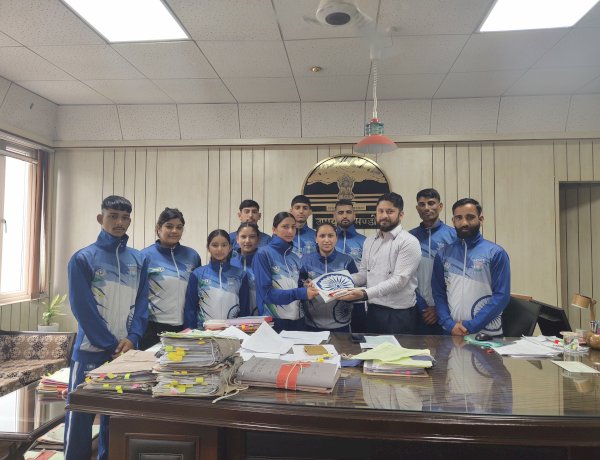 हिमाचल के 10 खिलाड़ी नेपाल में दिखाएंगे दम, डीसी मंडी ने भारतीय ध्वज सौंपकर टीम को किया रवाना