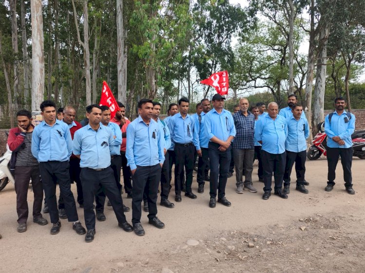 नाहन : ब्लैक डे के तहत मजदूर विरोधी 4 लेबर कोड के खिलाफ सिरमौर में प्रदर्शन